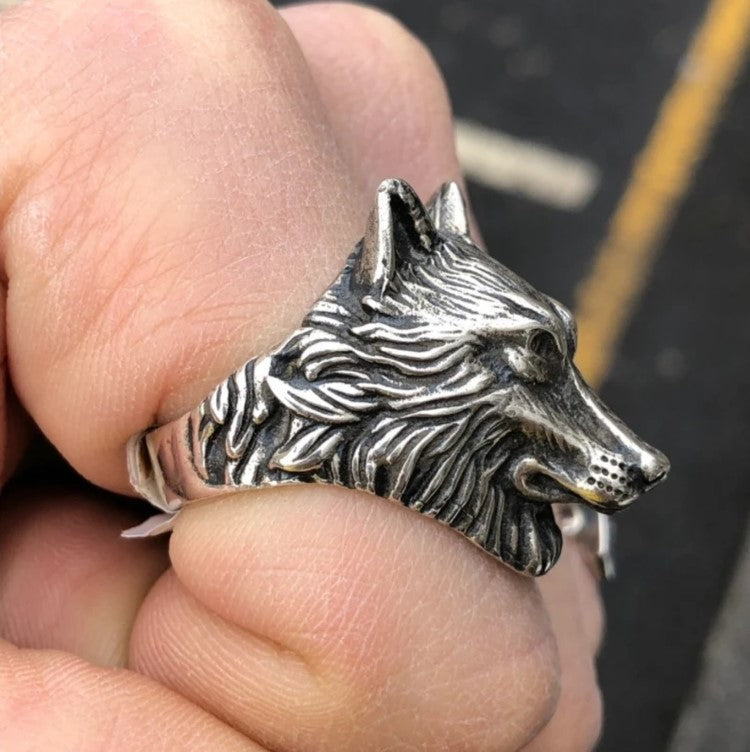 Stainless steel wolf head pattern ring with intricate design, 316L material.